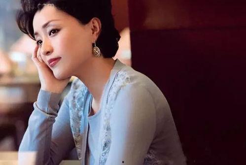 杨澜羽绒服生活照